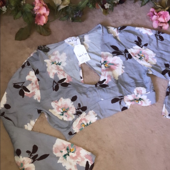 Sadie & Sage Tops - 🍑4 FOR $25 | Sadie & Sage | Floral Lilac Crop Top